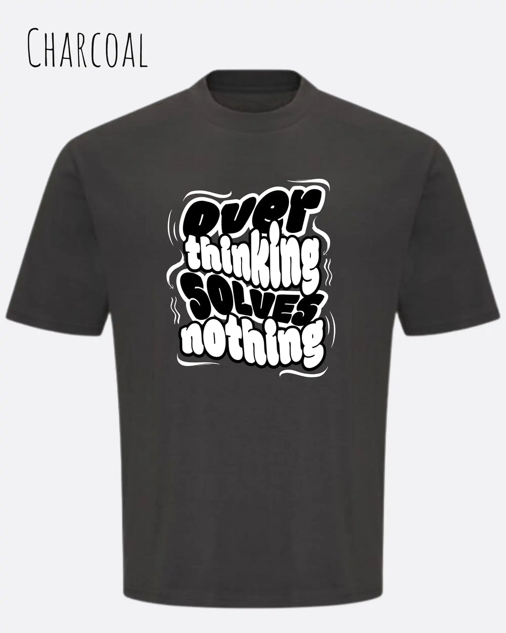 Das Bild zeigt ein oversized heavyweight t-shirt in charcoal mit dem design overthinking solves nothing.