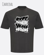 Das Bild zeigt ein oversized heavyweight t-shirt in charcoal mit dem design overthinking solves nothing.