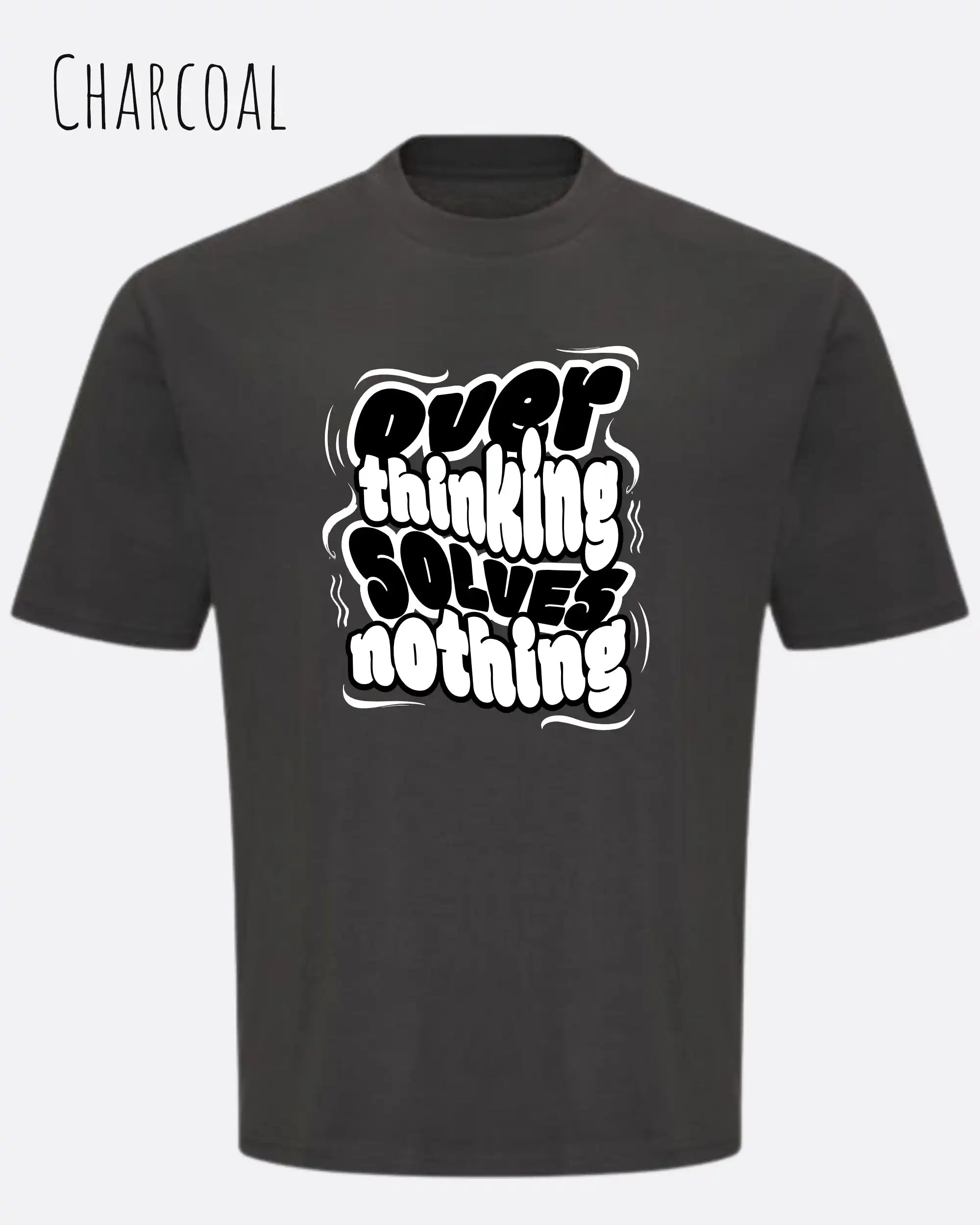 Das Bild zeigt ein oversized heavyweight t-shirt in charcoal mit dem design overthinking solves nothing.