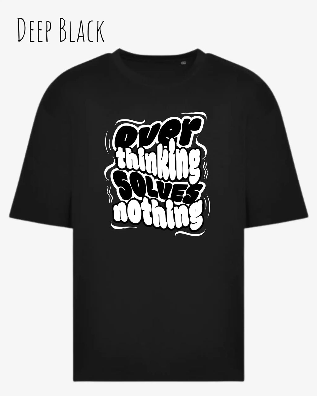 Das Bild zeigt ein oversized heavyweight t-shirt in deep black mit dem design overthinking solves nothing.