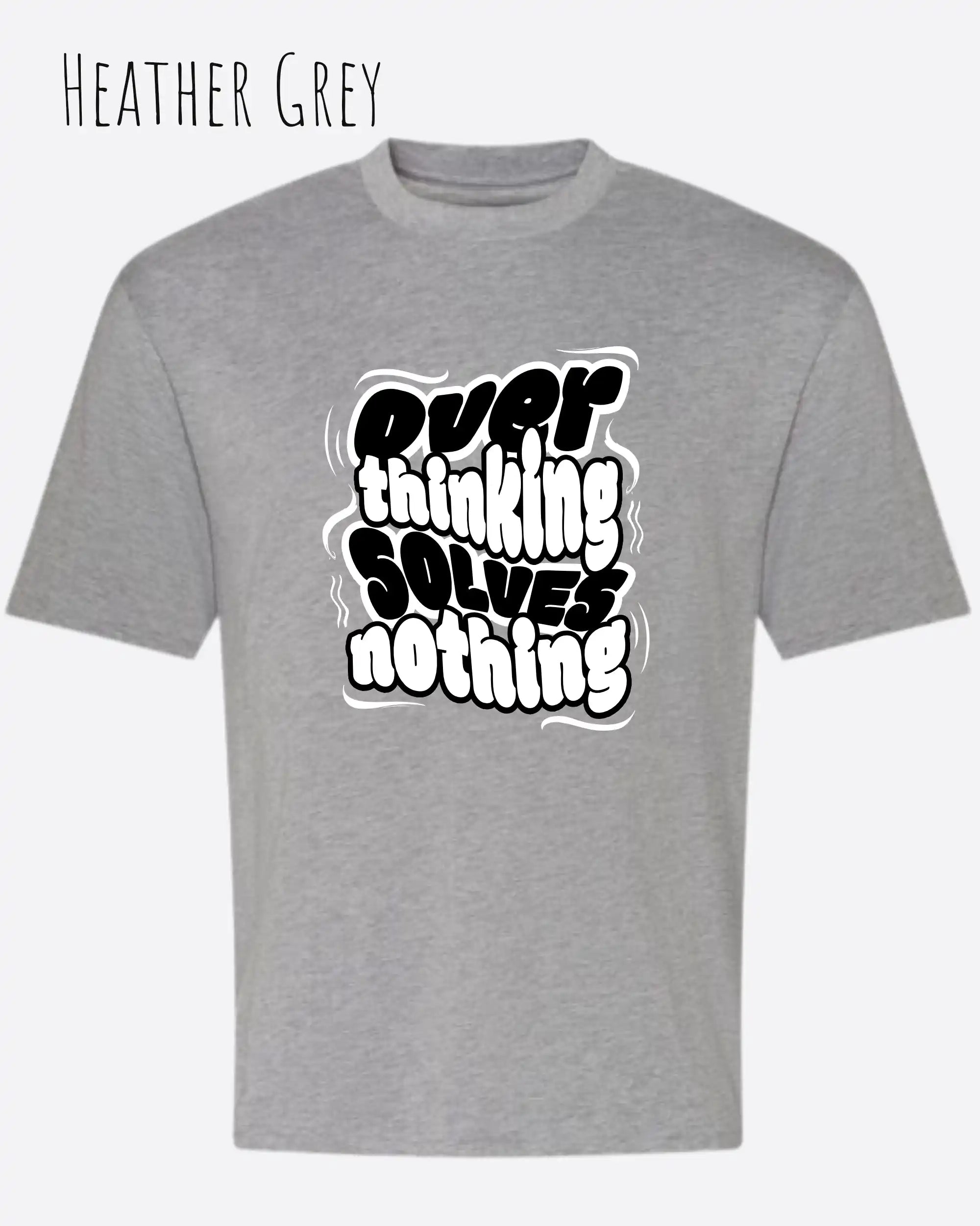 Das Bild zeigt ein oversized heavyweight t-shirt in heather grey mit dem design overthinking solves nothing.