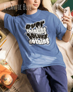 frau trägtt ein oversized heavyweight t-shirt in  atlantic blue mit dem design overthinking solves nothing.
