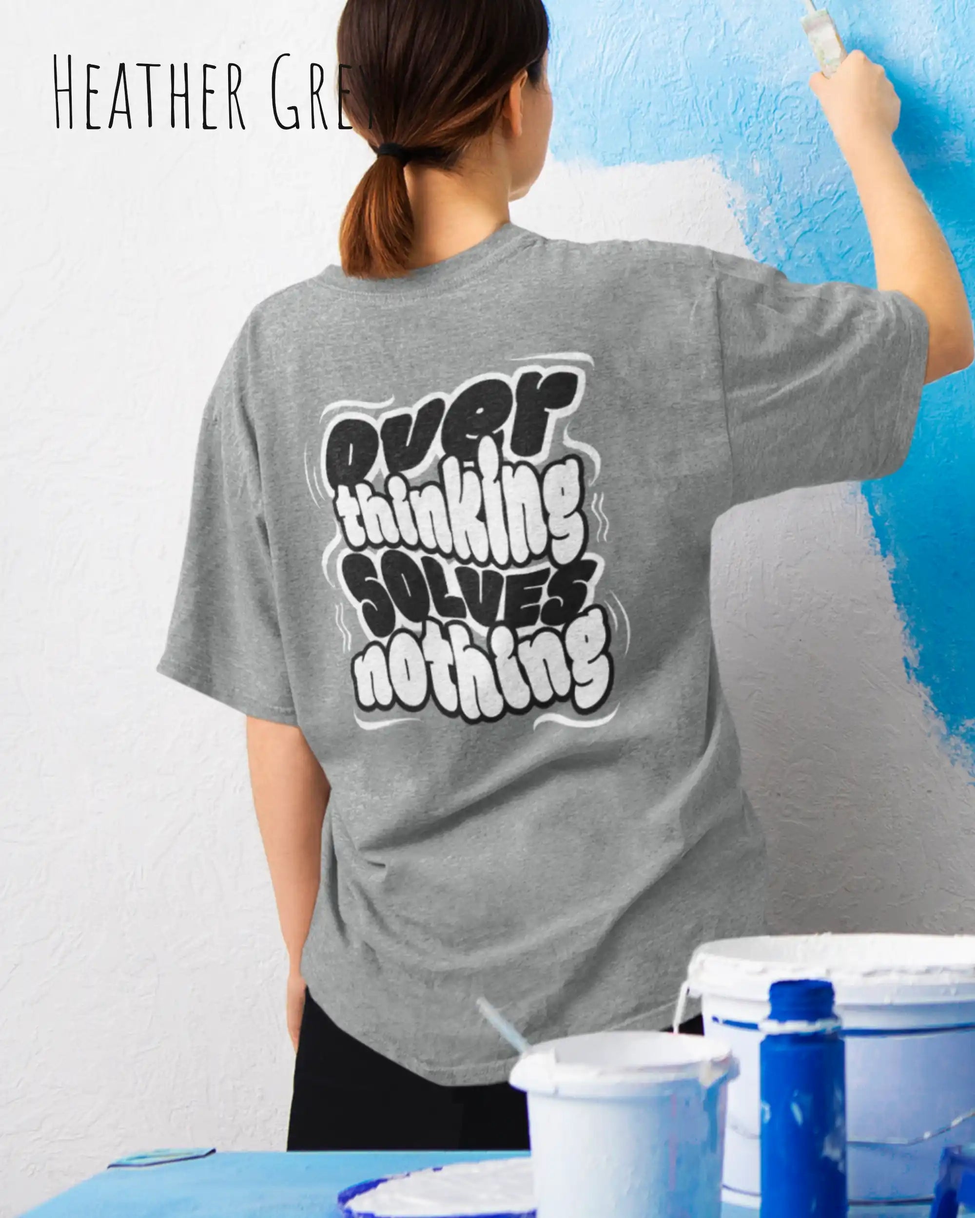 frau trägtt ein oversized heavyweight t-shirt in  heather grey mit dem backprint design overthinking solves nothing.