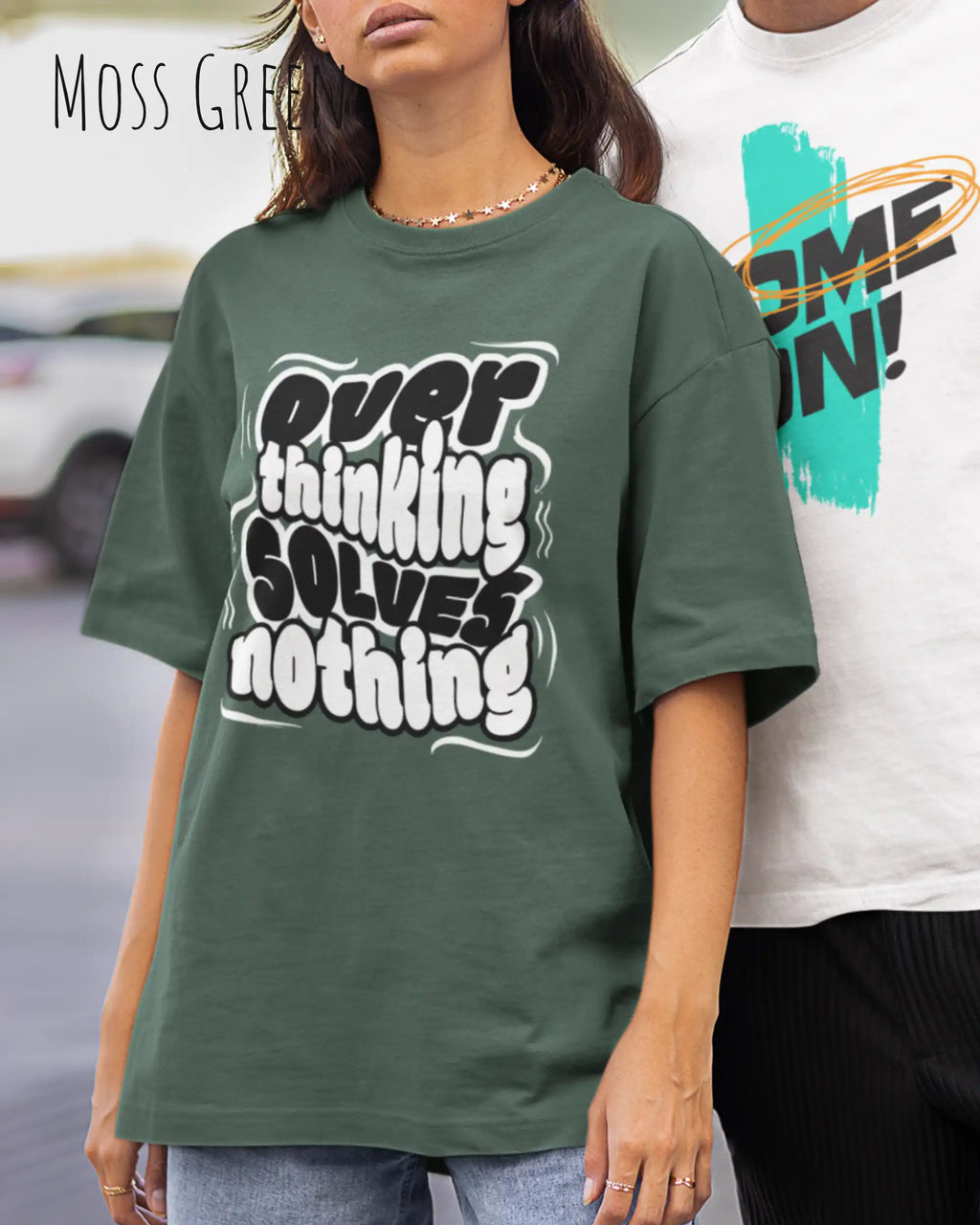frau  trägtt ein oversized heavyweight t-shirt in  moss green  mit dem design overthinking solves nothing.