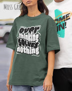 frau  trägtt ein oversized heavyweight t-shirt in  moss green  mit dem design overthinking solves nothing.
