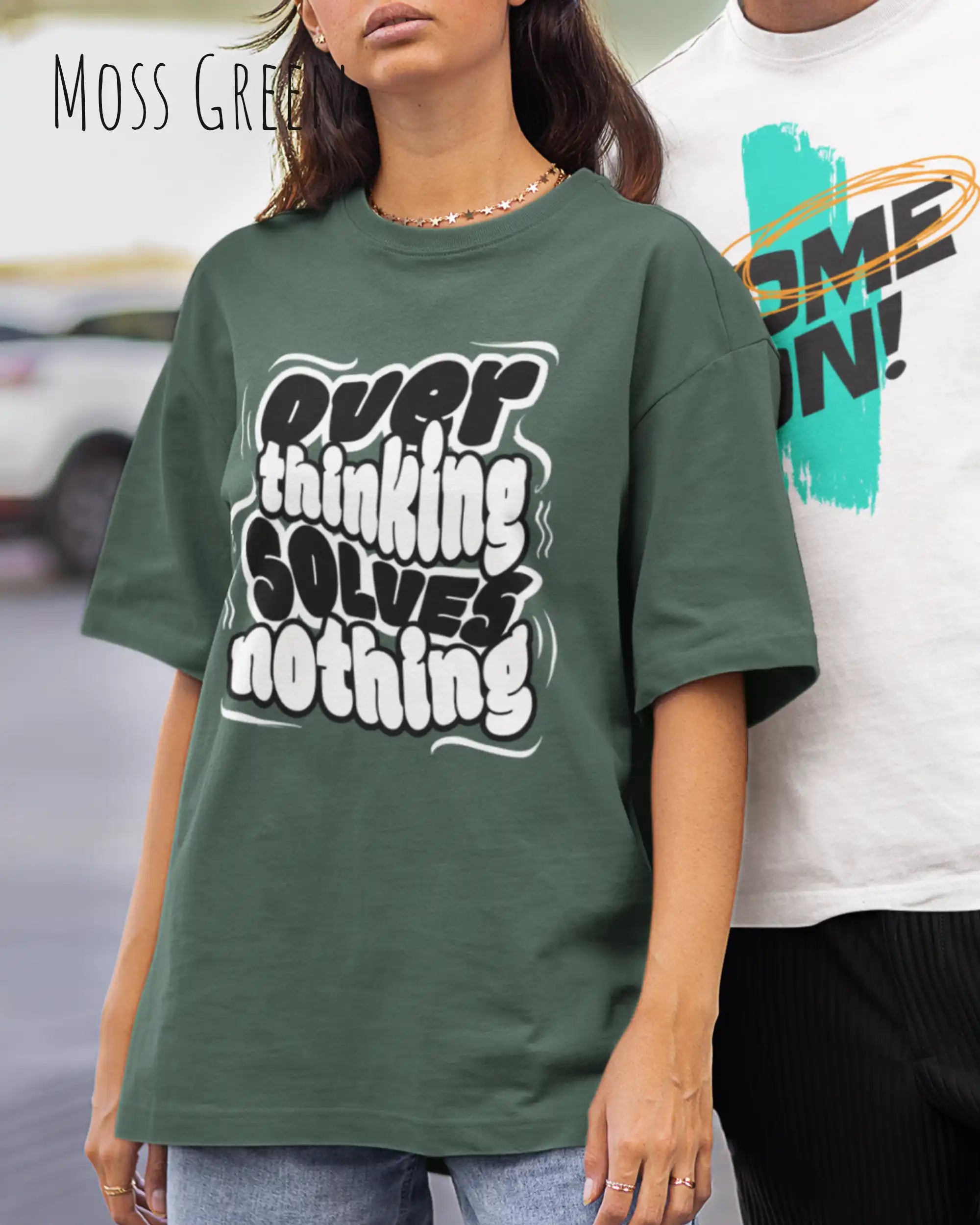 frau  trägtt ein oversized heavyweight t-shirt in  moss green  mit dem design overthinking solves nothing.