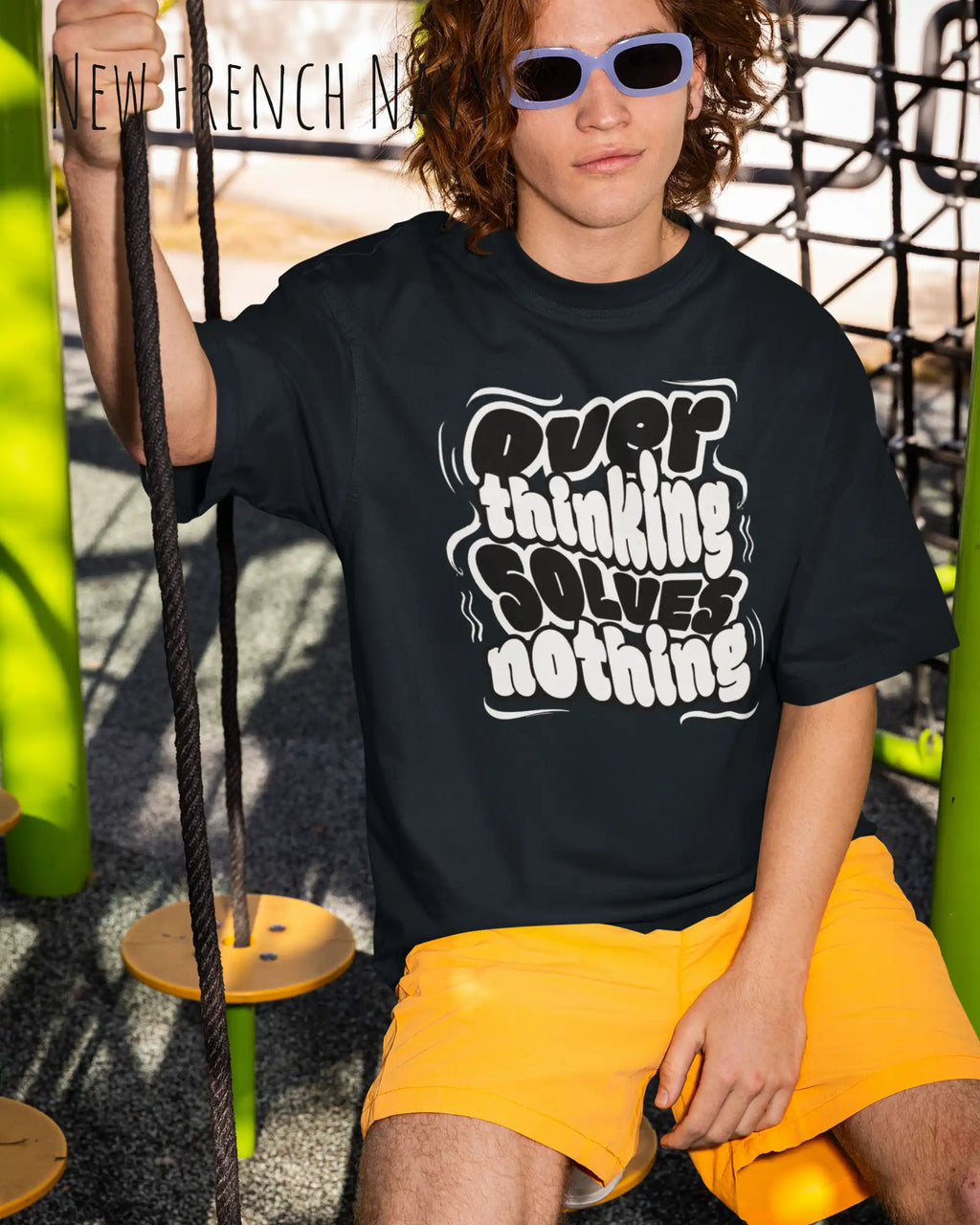ein mann trägtt ein oversized heavyweight t-shirt in  new French navy mit dem design overthinking solves nothing.