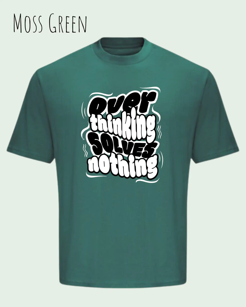 Das Bild zeigt ein oversized heavyweight t-shirt in moss green mit dem design overthinking solves nothing.