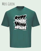 Das Bild zeigt ein oversized heavyweight t-shirt in moss green mit dem design overthinking solves nothing.