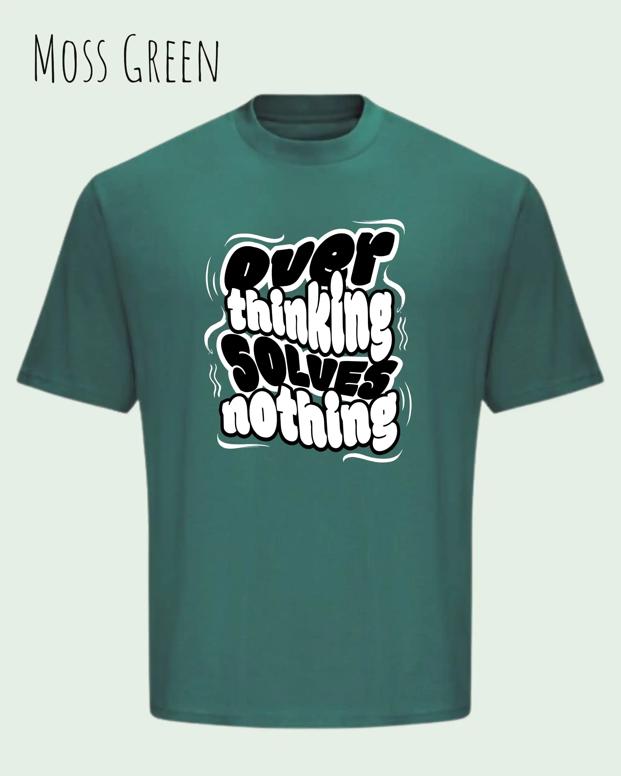 Das Bild zeigt ein oversized heavyweight t-shirt in moss green mit dem design overthinking solves nothing.