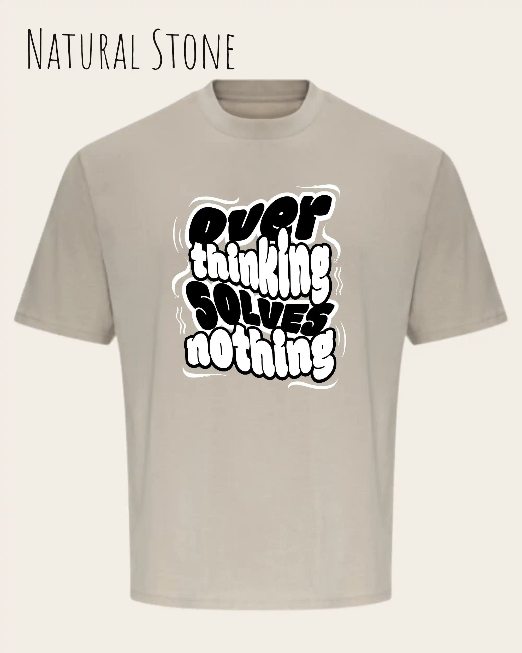 Das Bild zeigt ein oversized heavyweight t-shirt in natural stone mit dem design overthinking solves nothing.