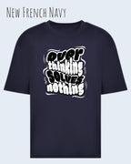 Das Bild zeigt ein oversized heavyweight t-shirt in new French navy mit dem design overthinking solves nothing.