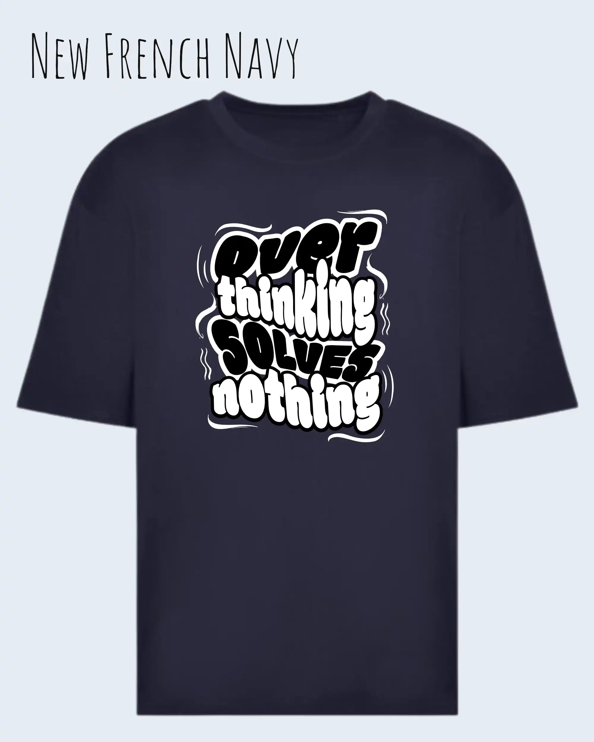 Das Bild zeigt ein oversized heavyweight t-shirt in new French navy mit dem design overthinking solves nothing.