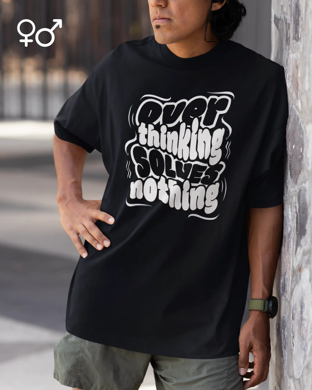 mann trägtt ein unisex oversized heavyweight t-shirt  mit dem design overthinking solves nothing.