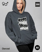 das bild zeigt eine blonde frau, die einen statement hoodie in der farbe charcoal und mit dem motiv "overthinking solves nothing" trägt.