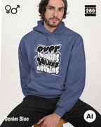 das bild zeigt einen mann, der einen statement hoodie in der farbe denim blue und mit dem motiv "overthinking solves nothing" trägt.