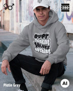das bild zeigt eine person, die einen statement hoodie in der farbe platin grey und mit dem motiv "overthinking solves nothing" trägt.