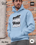 das bild zeigt eine person, die einen statement hoodie in der farbe sky blue und mit dem motiv "overthinking solves nothing" trägt.