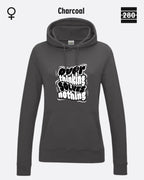 das bild zeigt den leicht taillierten damen hoodie jh001f von just hoods in der farbe charccoal und mit dem statement design "overthinking solves nothing".