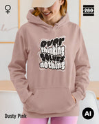 das bild zeigt eine frau, die einen leicht taillierten statement hoodie in der farbe dusty pink und mit dem motiv "overthinking solves nothing" trägt.