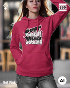 das bild zeigt eine frau, die einen leicht taillierten statement hoodie in der farbe hot pink und mit dem motiv "overthinking solves nothing" trägt.