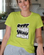 die Abbildung zeigt eine  frau, die ein damen design-t-shirt in der farbe apple green mit dem Motiv "overthinking solves nothing" trägt,