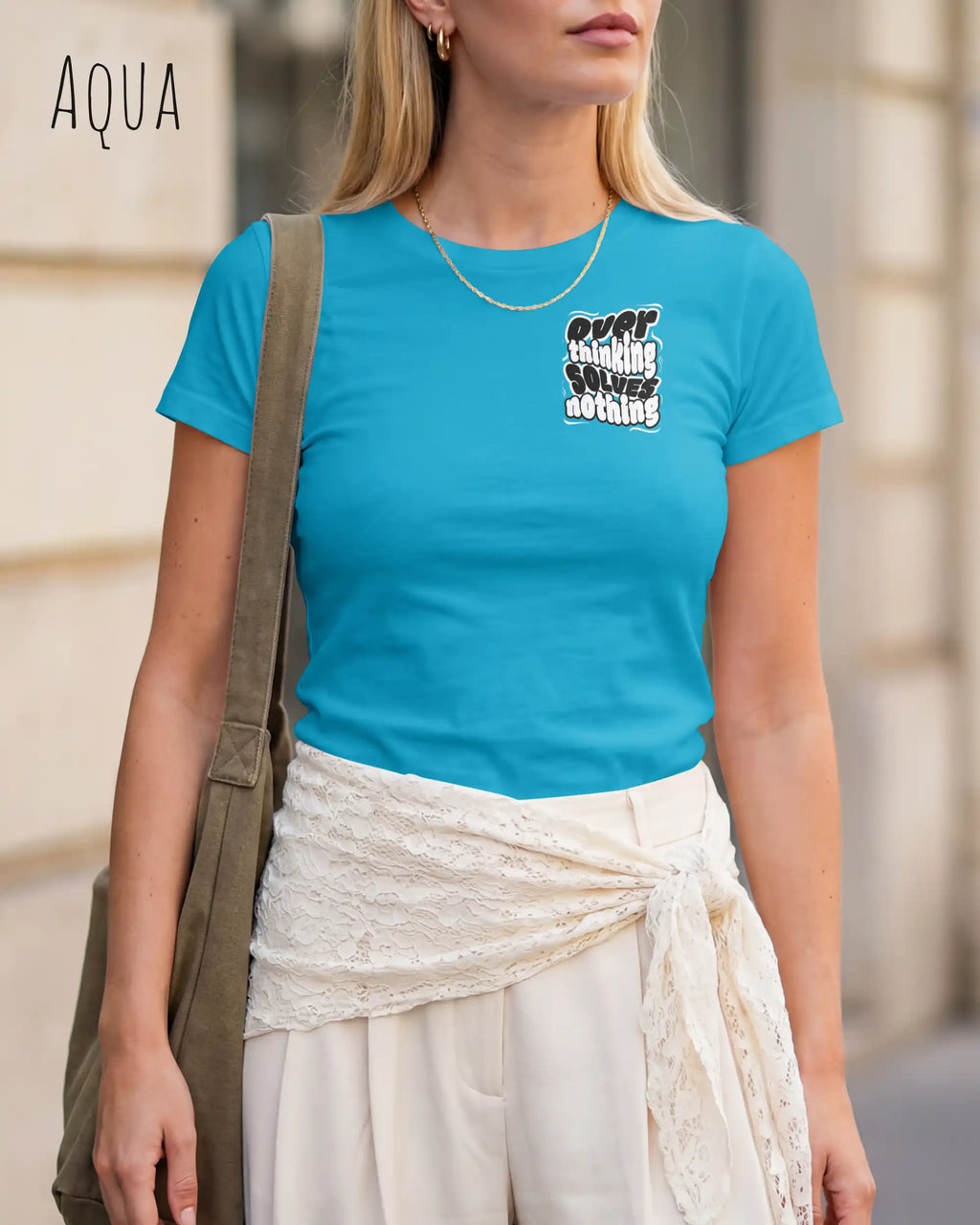 die Abbildung zeigt eine  frau, die ein damen design-t-shirt in der farbe aqua mit dem Motiv "overthinking solves nothing" links oben trägt,