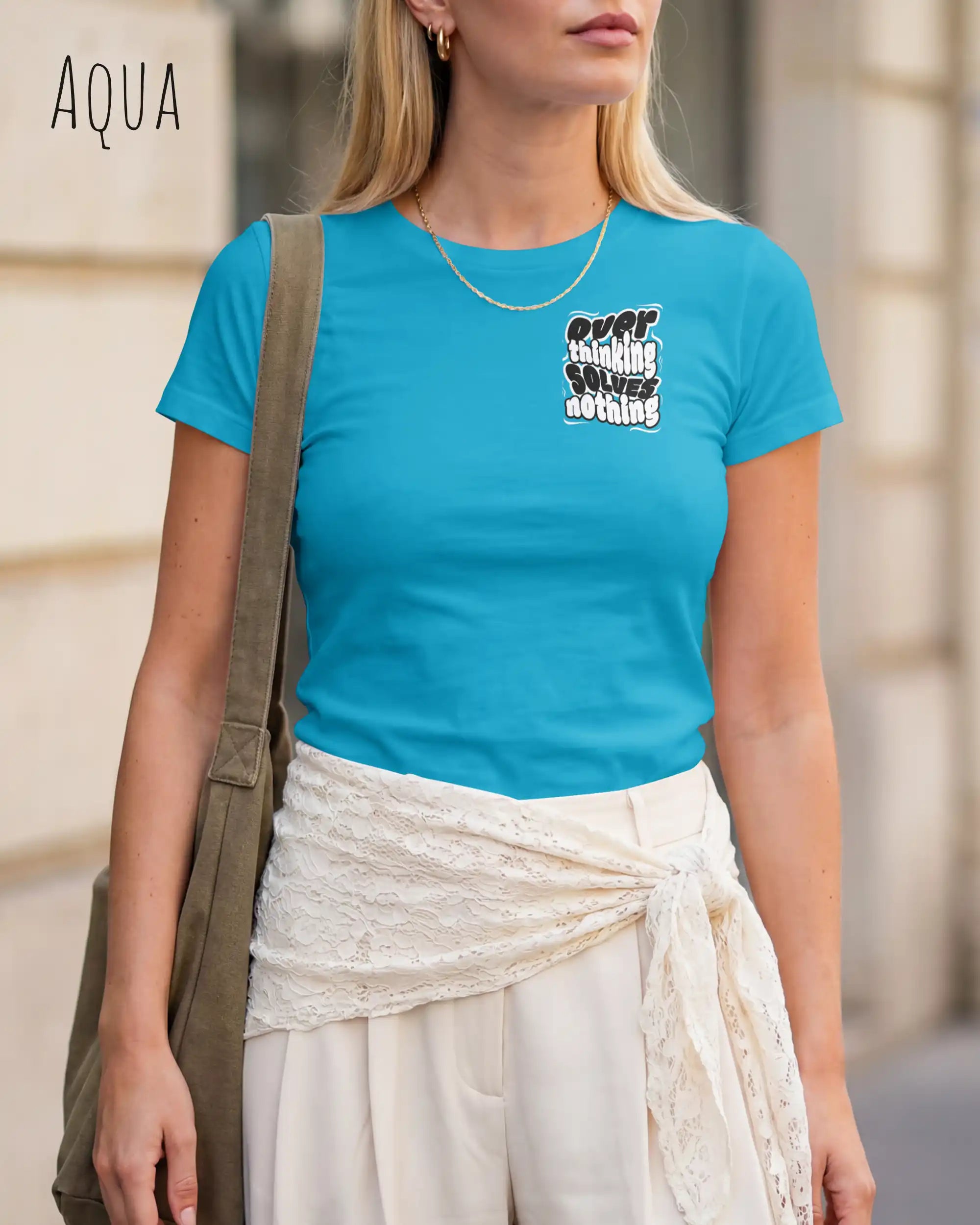 die Abbildung zeigt eine  frau, die ein damen design-t-shirt in der farbe aqua mit dem Motiv "overthinking solves nothing" links oben trägt,