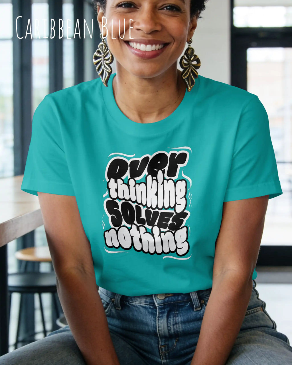 die Abbildung zeigt eine  frau, die ein damen design-t-shirt in der farbe Caribbean blue mit dem Motiv "overthinking solves nothing" trägt,