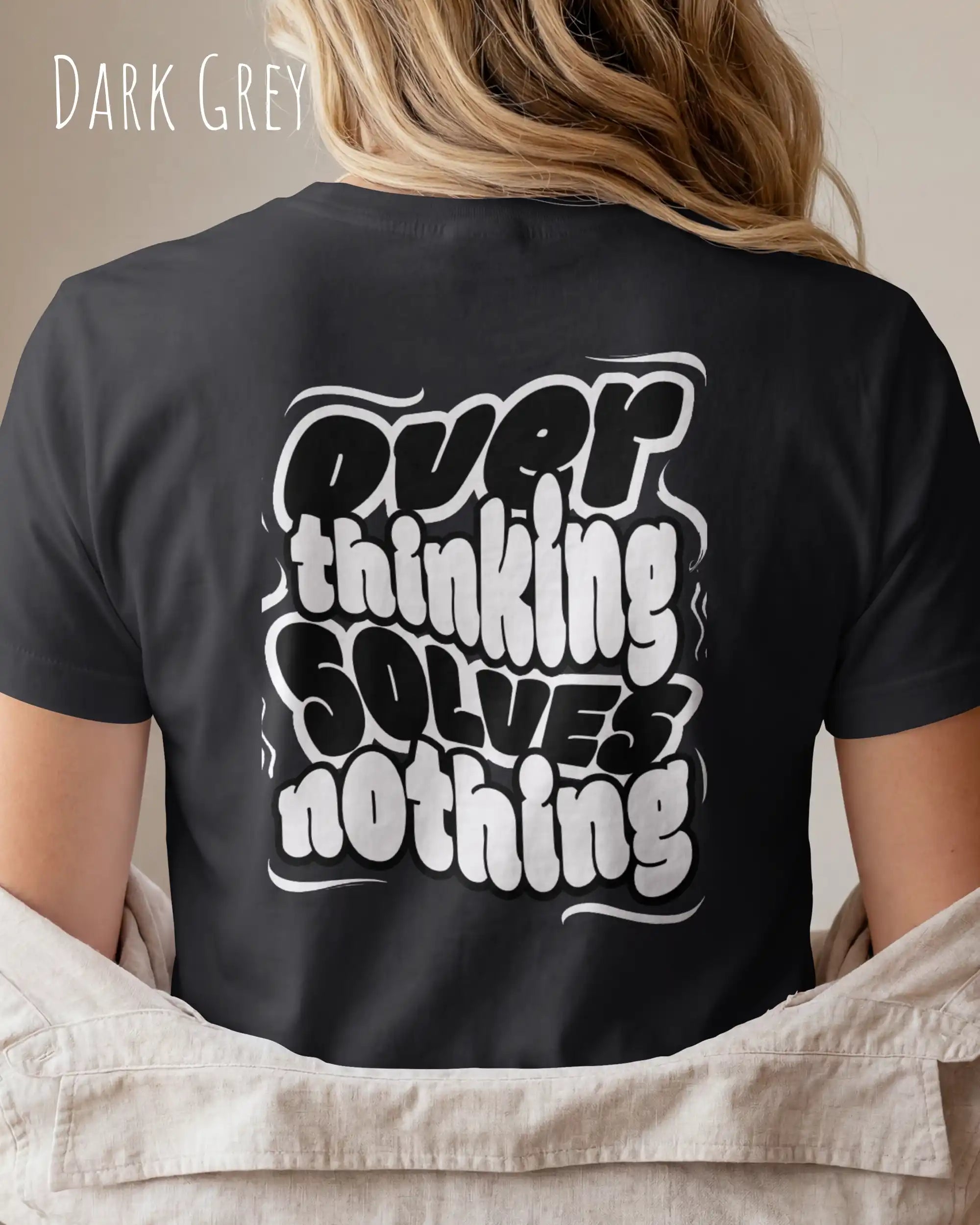 die Abbildung zeigt eine  frau, die ein damen design-t-shirt in der farbe deep black mit dem backprint "overthinking solves nothing" trägt,