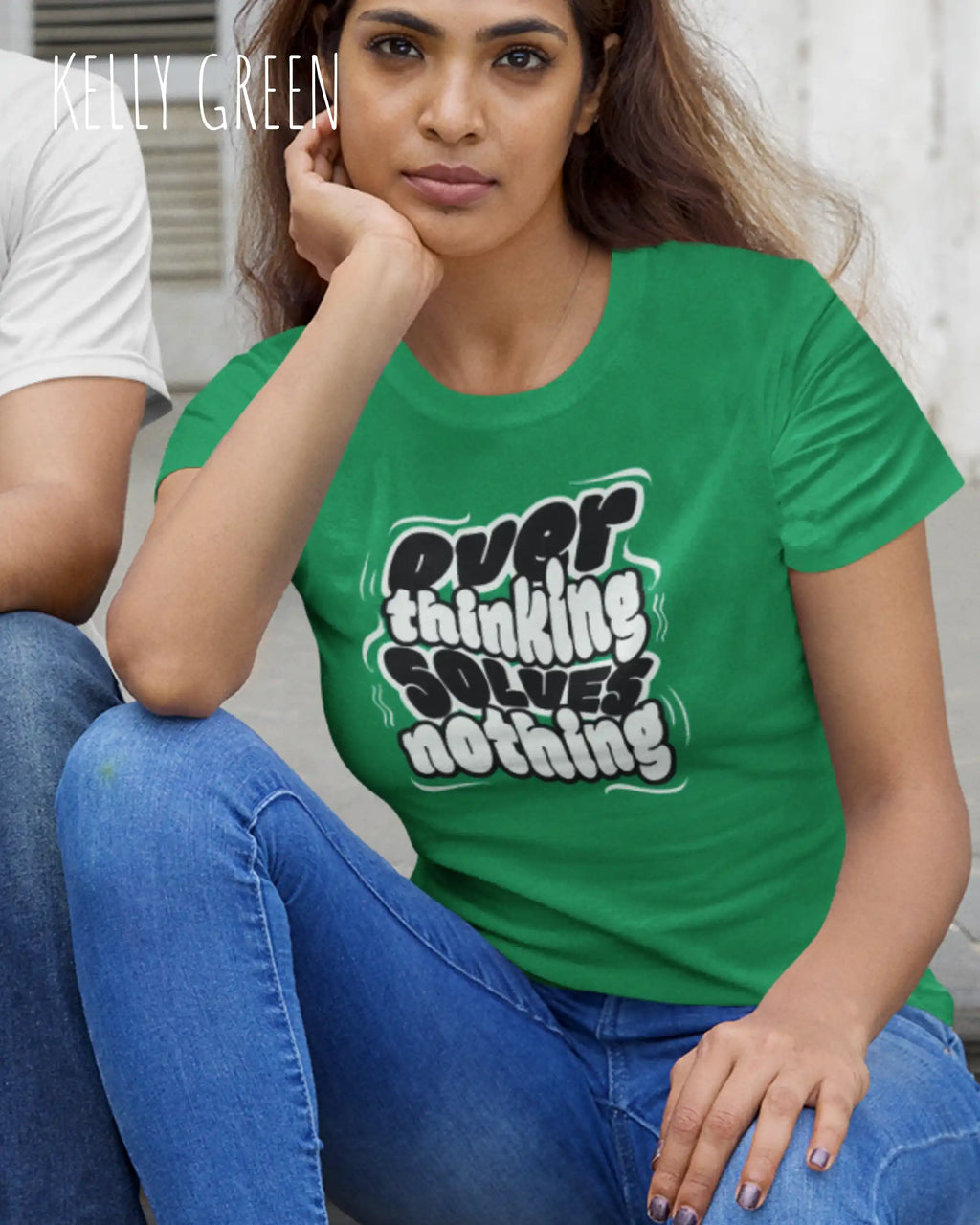 die Abbildung zeigt eine  frau, die ein damen design-t-shirt in der farbe kelly green mit dem Motiv "overthinking solves nothing" trägt,