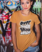 die Abbildung zeigt eine  frau, die ein damen design-t-shirt in der farbe orange mit dem Motiv "overthinking solves nothing" trägt,