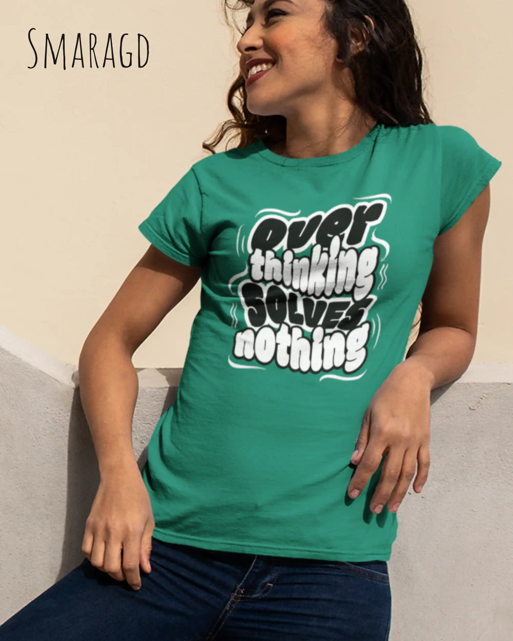 die Abbildung zeigt eine  frau, die ein damen design-t-shirt in der farbe Smaragd mit dem Motiv "overthinking solves nothing" trägt,