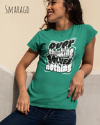 die Abbildung zeigt eine  frau, die ein damen design-t-shirt in der farbe Smaragd mit dem Motiv "overthinking solves nothing" trägt,
