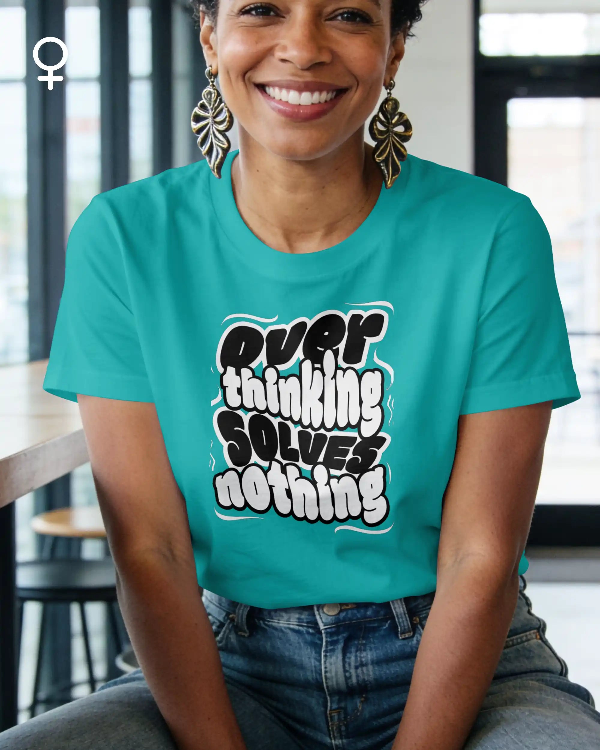 die Abbildung zeigt eine  lächelnde  frau, die ein damen design-t-shirt mit dem Motiv "overthinking solves nothing" trägt,