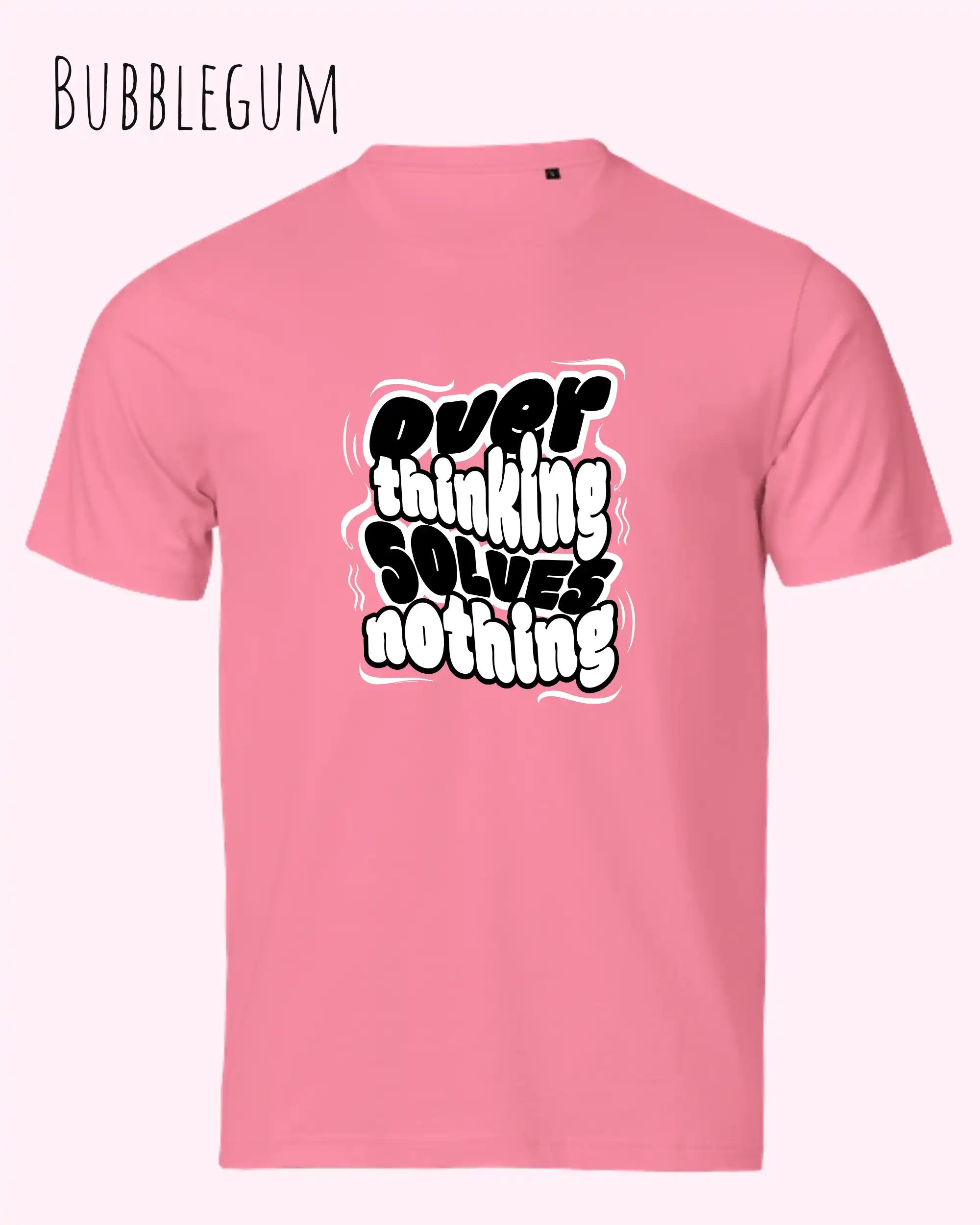 Das Bild zeigt das Unisex Bio Design-T‑Shirt  Tee Jays Urban Luxury Tee 1150 in der Farbe bubblegum  mit dem Design Overthinking solves nothing