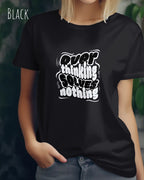 frau trägt ein design t-shirt in der farbe b black mit dem motiv overthinking solves nothing.