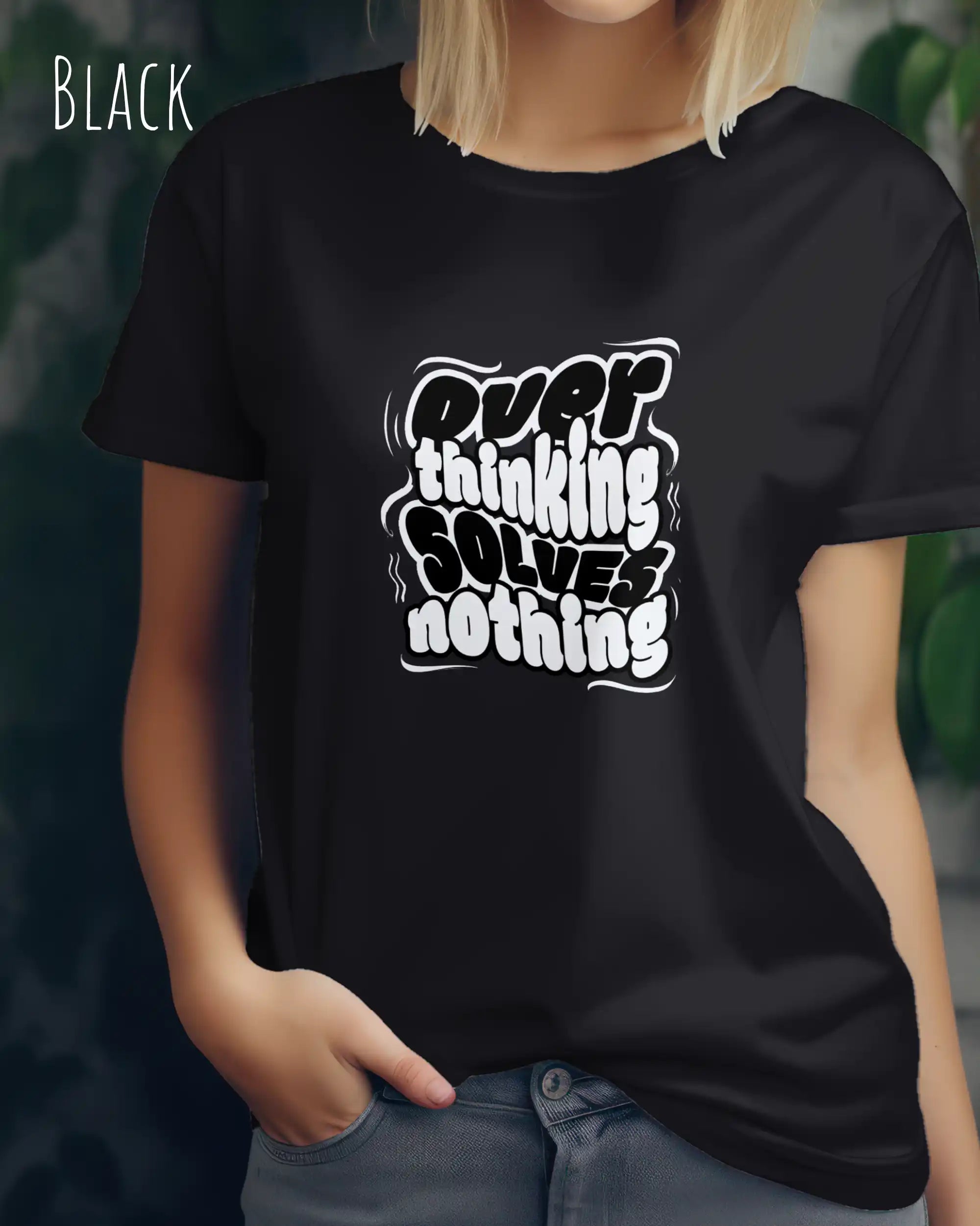 frau trägt ein design t-shirt in der farbe b black mit dem motiv overthinking solves nothing.
