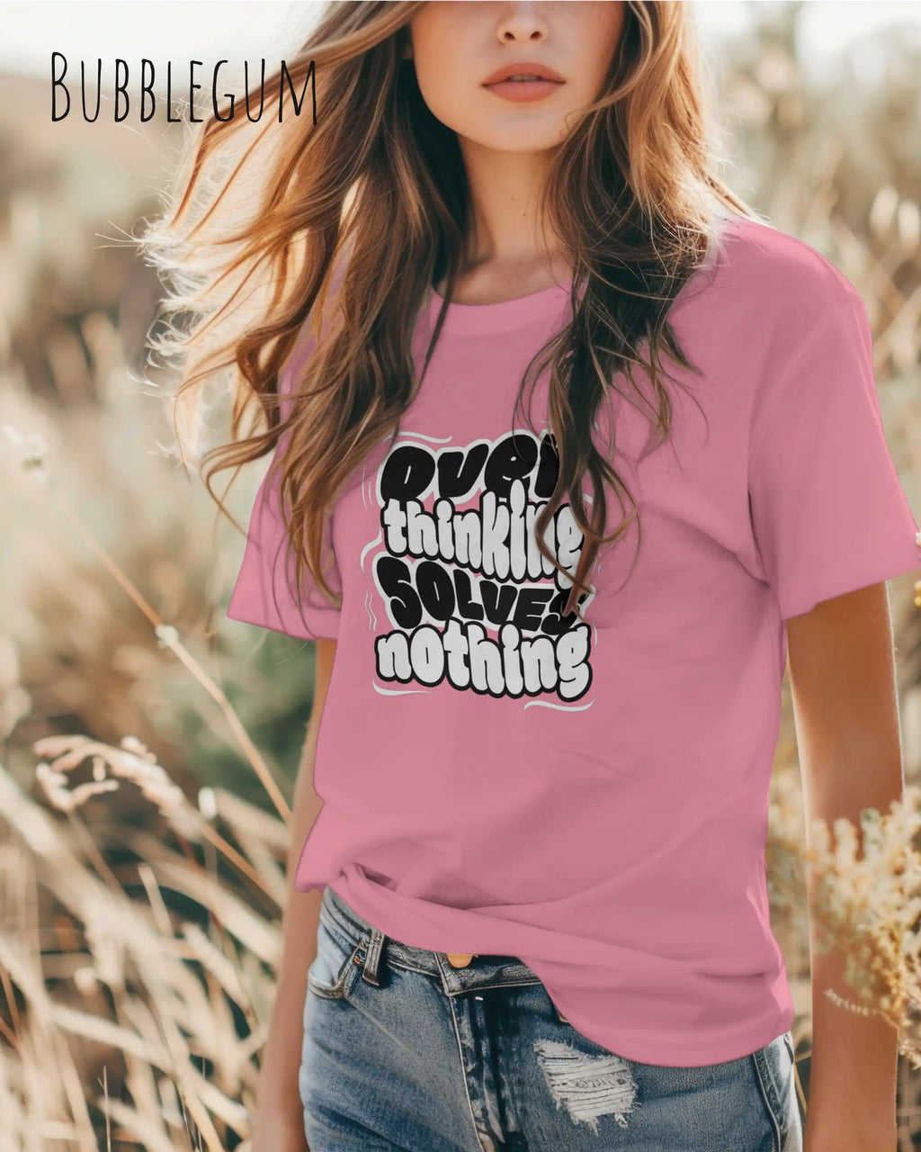 frau trägt ein design t-shirt in der farbe bubblegum  mit dem motiv overthinking solves nothing.