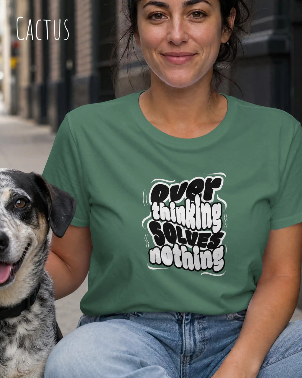 frau trägt ein design t-shirt in der farbe cactus mit dem motiv overthinking solves nothing.