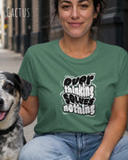 frau trägt ein design t-shirt in der farbe cactus mit dem motiv overthinking solves nothing.