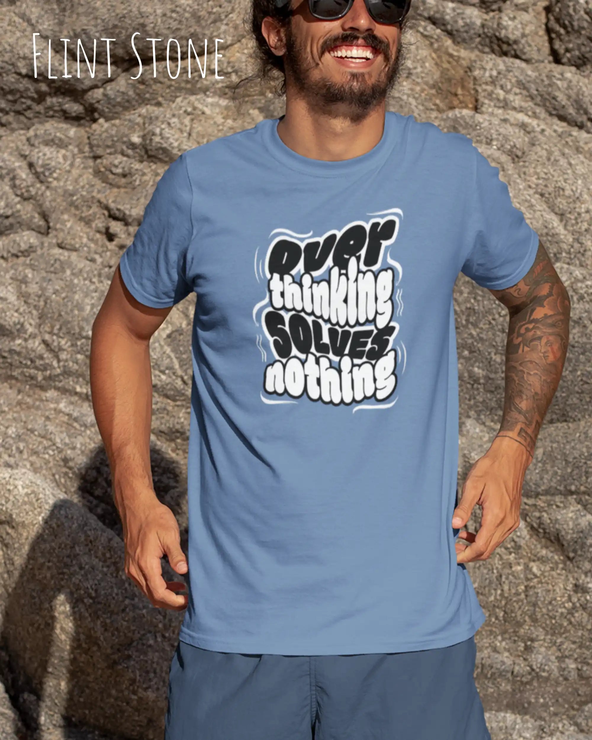 frau trägt ein design t-shirt in der farbe flint stone mit dem motiv overthinking solves nothing.