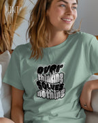 frau trägt ein design t-shirt in der farbe mint mit dem motiv overthinking solves nothing.