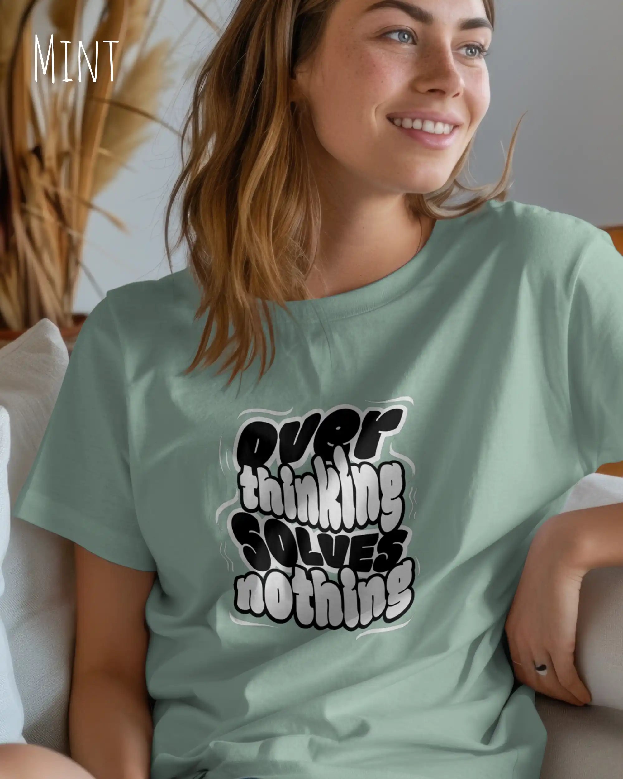 frau trägt ein design t-shirt in der farbe mint mit dem motiv overthinking solves nothing.