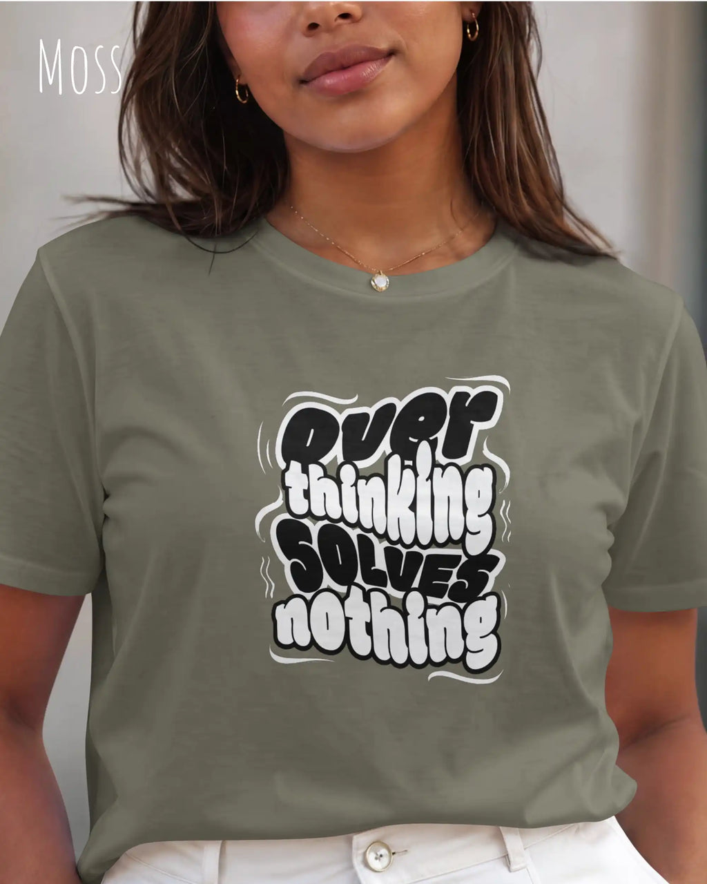 frau trägt ein design t-shirt in der farbe moss mit dem motiv overthinking solves nothing.