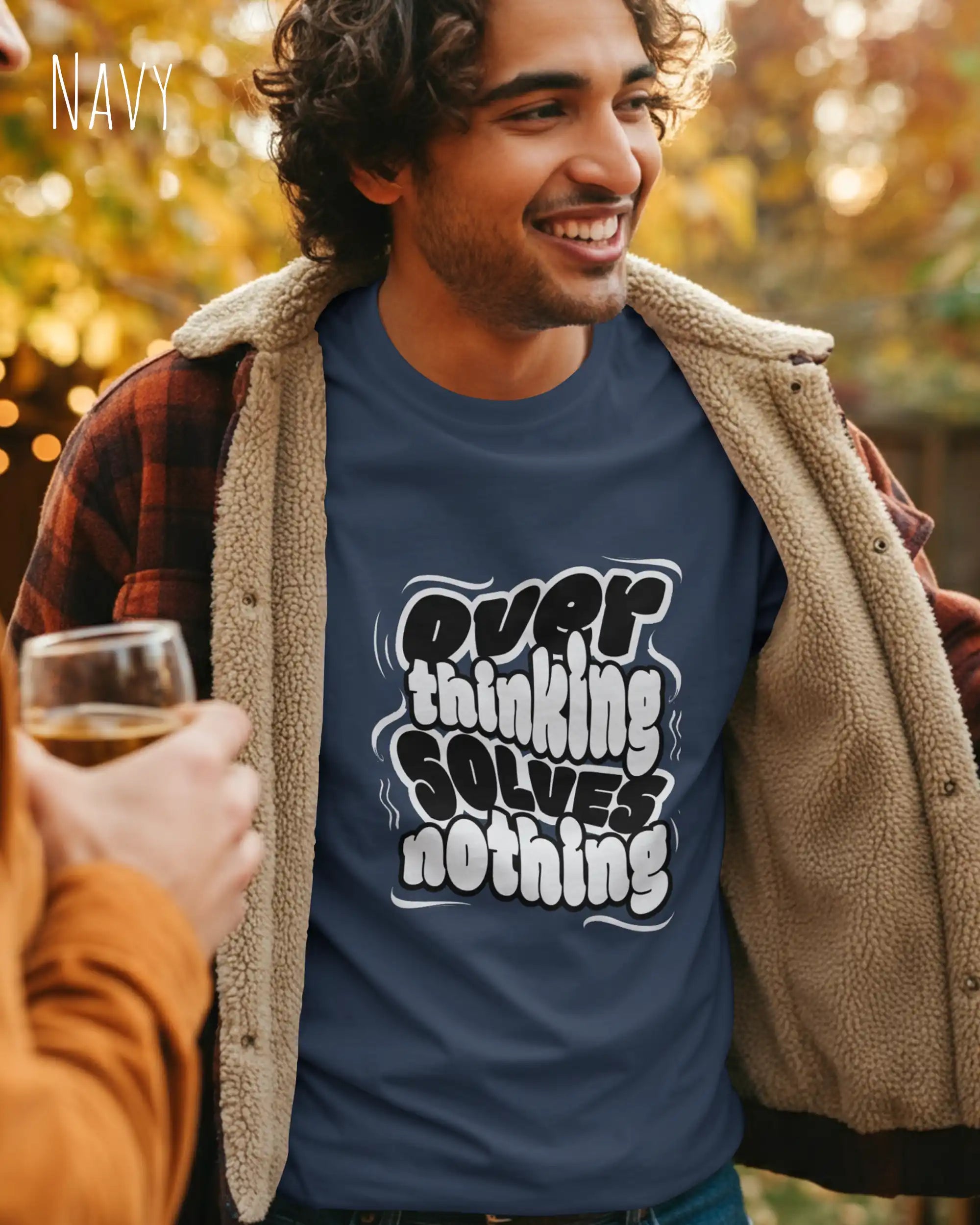 mann trägt ein design t-shirt in der farbe navy mit dem motiv overthinking solves nothing.
