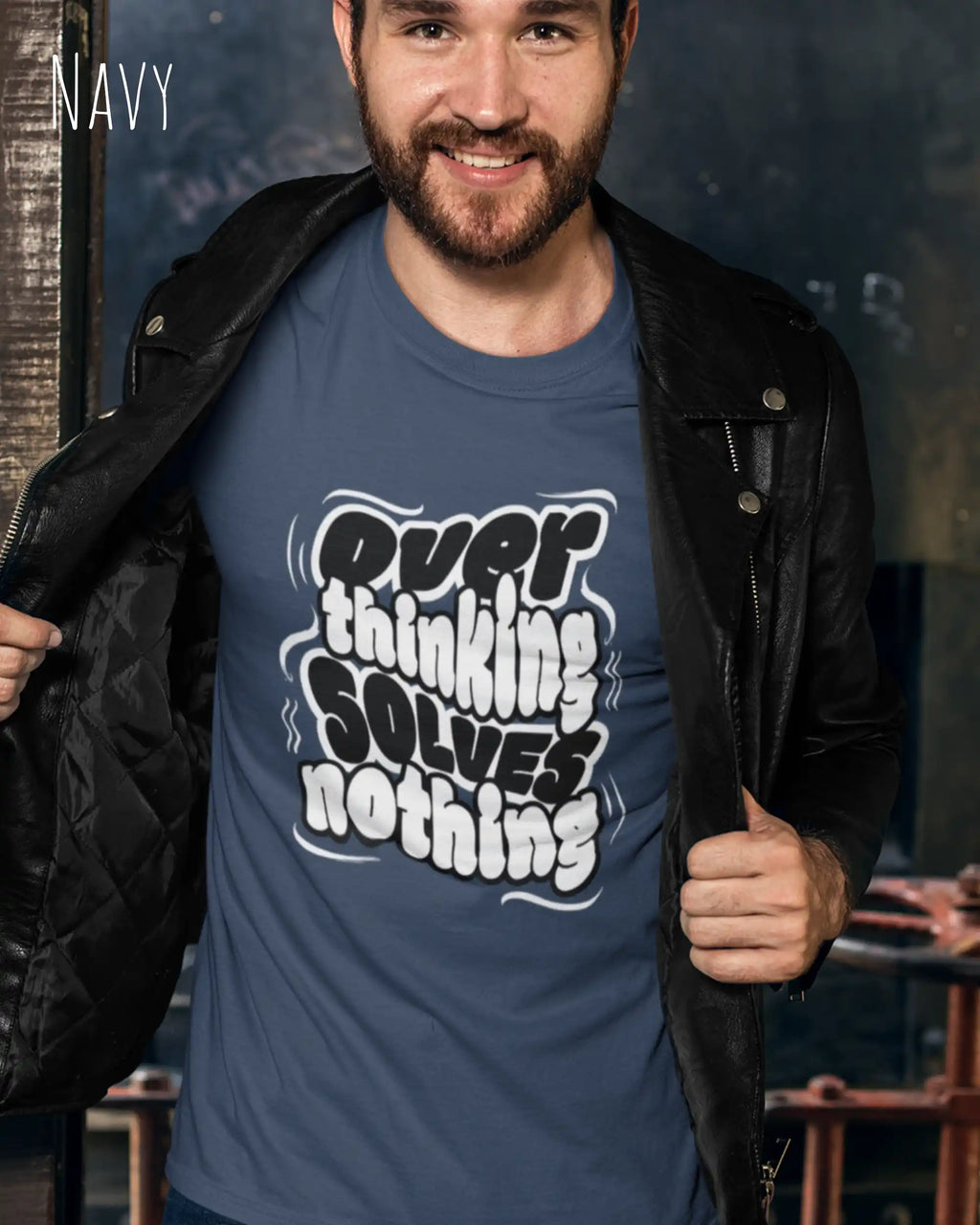 ein mann trägt ein design t-shirt in der farbe navy mit dem motiv overthinking solves nothing.