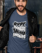 ein mann trägt ein design t-shirt in der farbe navy mit dem motiv overthinking solves nothing.