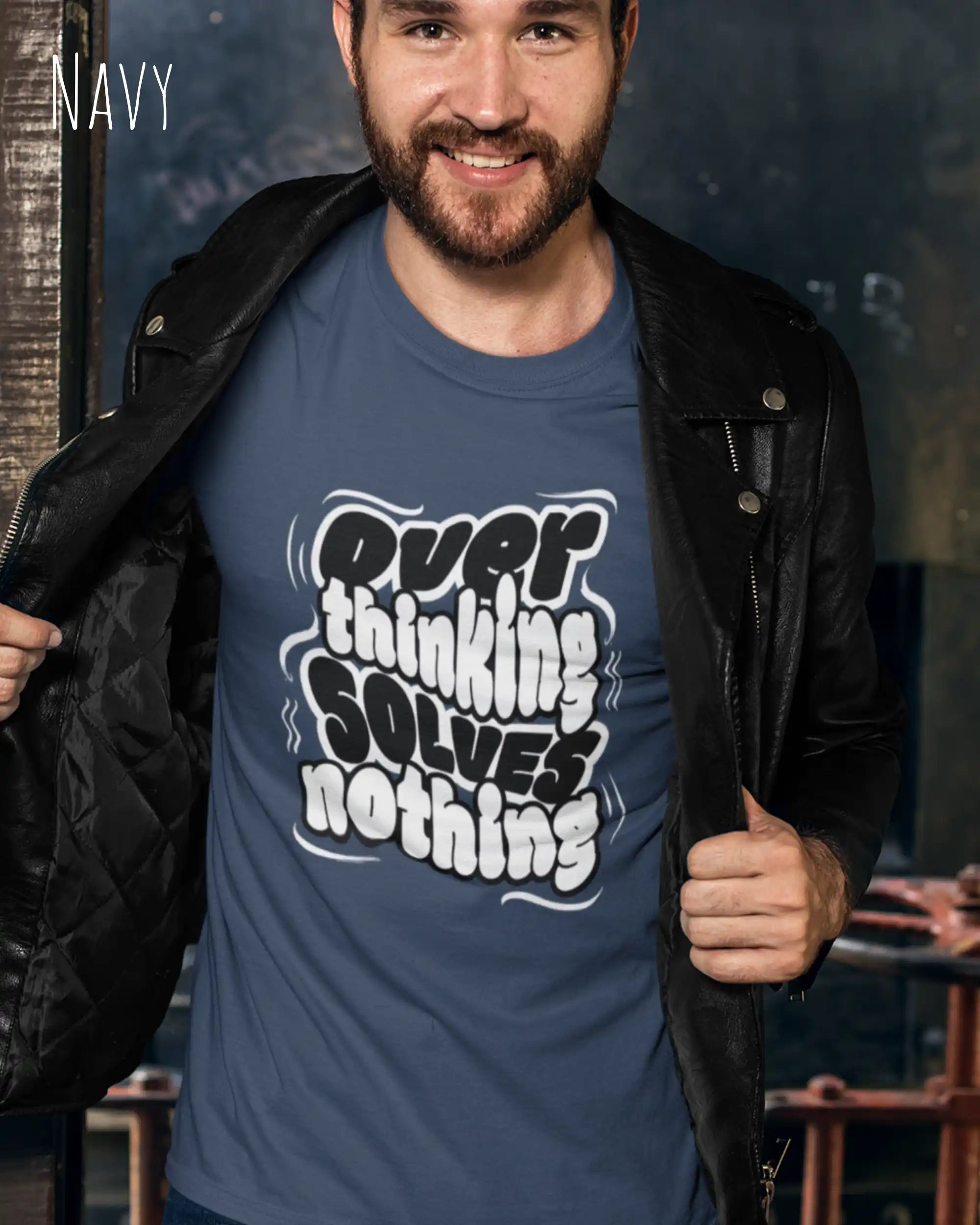 ein mann trägt ein design t-shirt in der farbe navy mit dem motiv overthinking solves nothing.