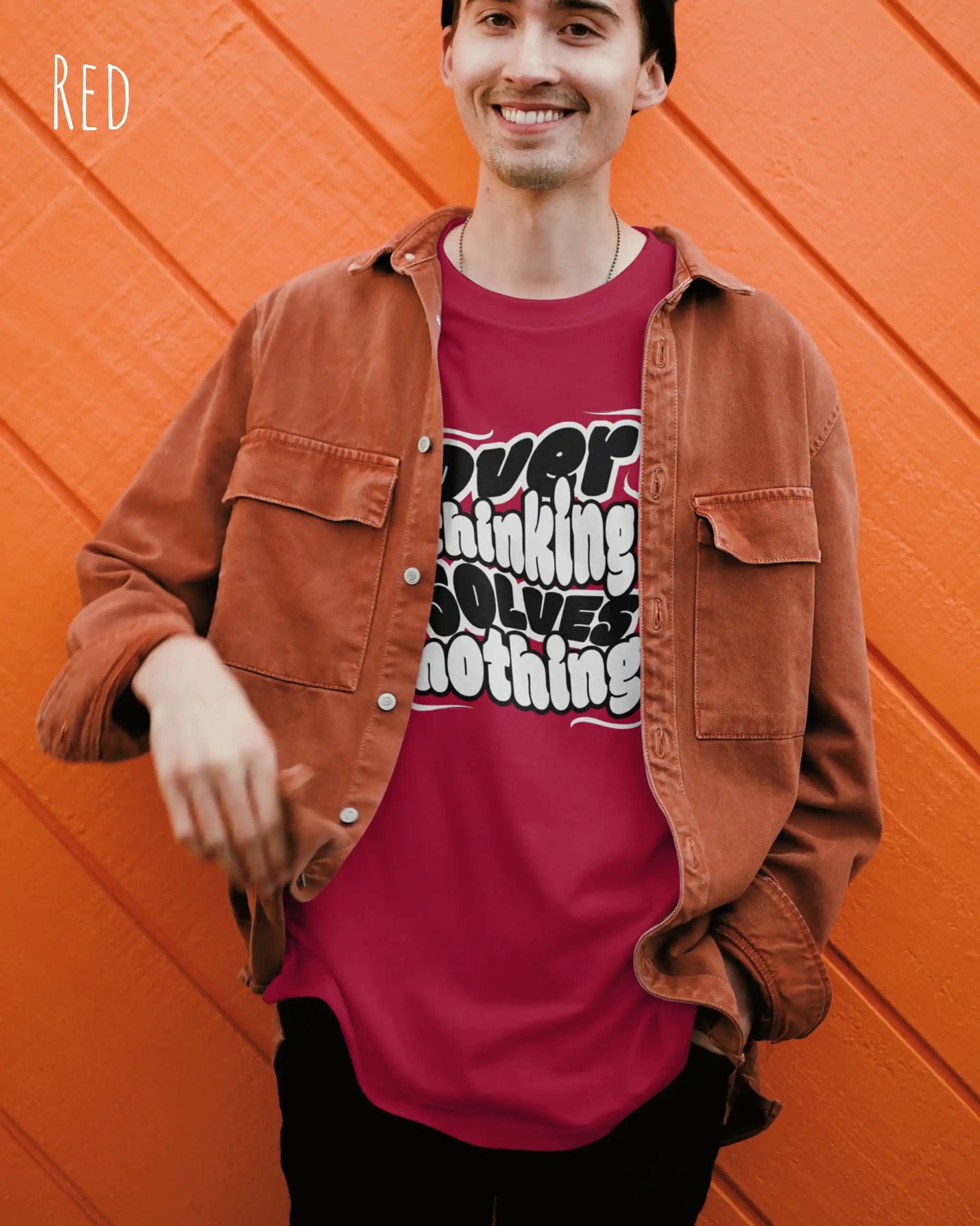 mann trägt ein design t-shirt in der farbe red mit dem motiv overthinking solves nothing.
